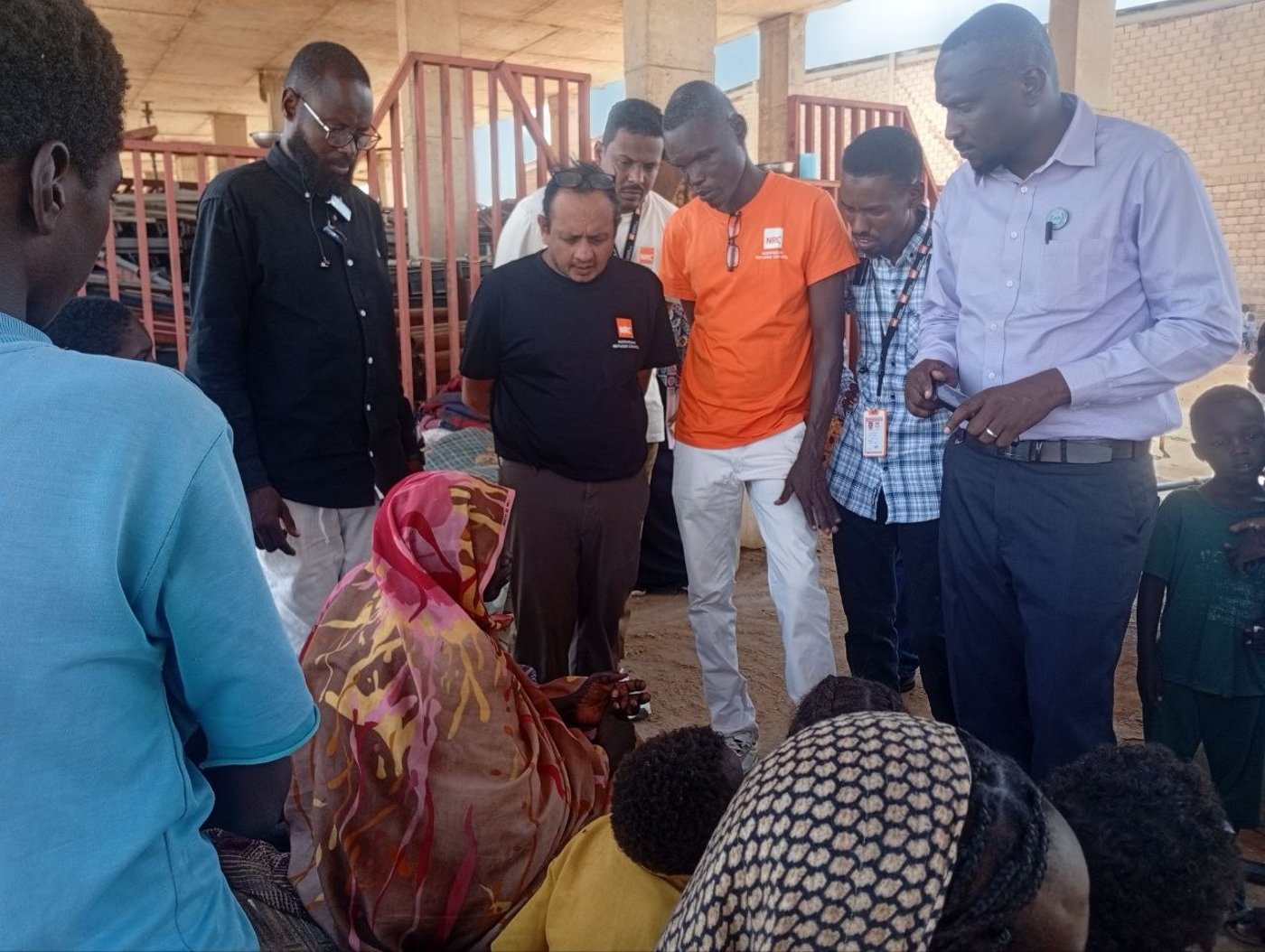 NRC:s landchef i Sudan, Shashwat Saraf, besöker en samlingsplats för människor på flykt i El Obeid tillsammans med kollegor.