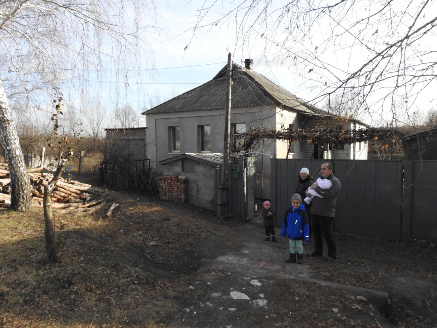Serhii, 38, and Olha, 41, bring up six children. They live in a small village of Nyzhnie along the contact line in Luhansk region.
“In the beginning of 2019 we received assistance in insulation of the house for more than UAH 50,000 (USD 2,000). We would never have done this without external help. Now we notice that the temperature inside keeps up to 22 degrees Celsius even when it is 10-15 degrees below zero outside. We have significant savings in coal using only eight kilos a day. Moreover we permanently solved the problem with mold groving on walls which existed for several years,” says Serhii Ivanchenko, 38, Olha’s husband.
Photo: Violetta Shemet/The Norwegian Refugee Council (NRC)