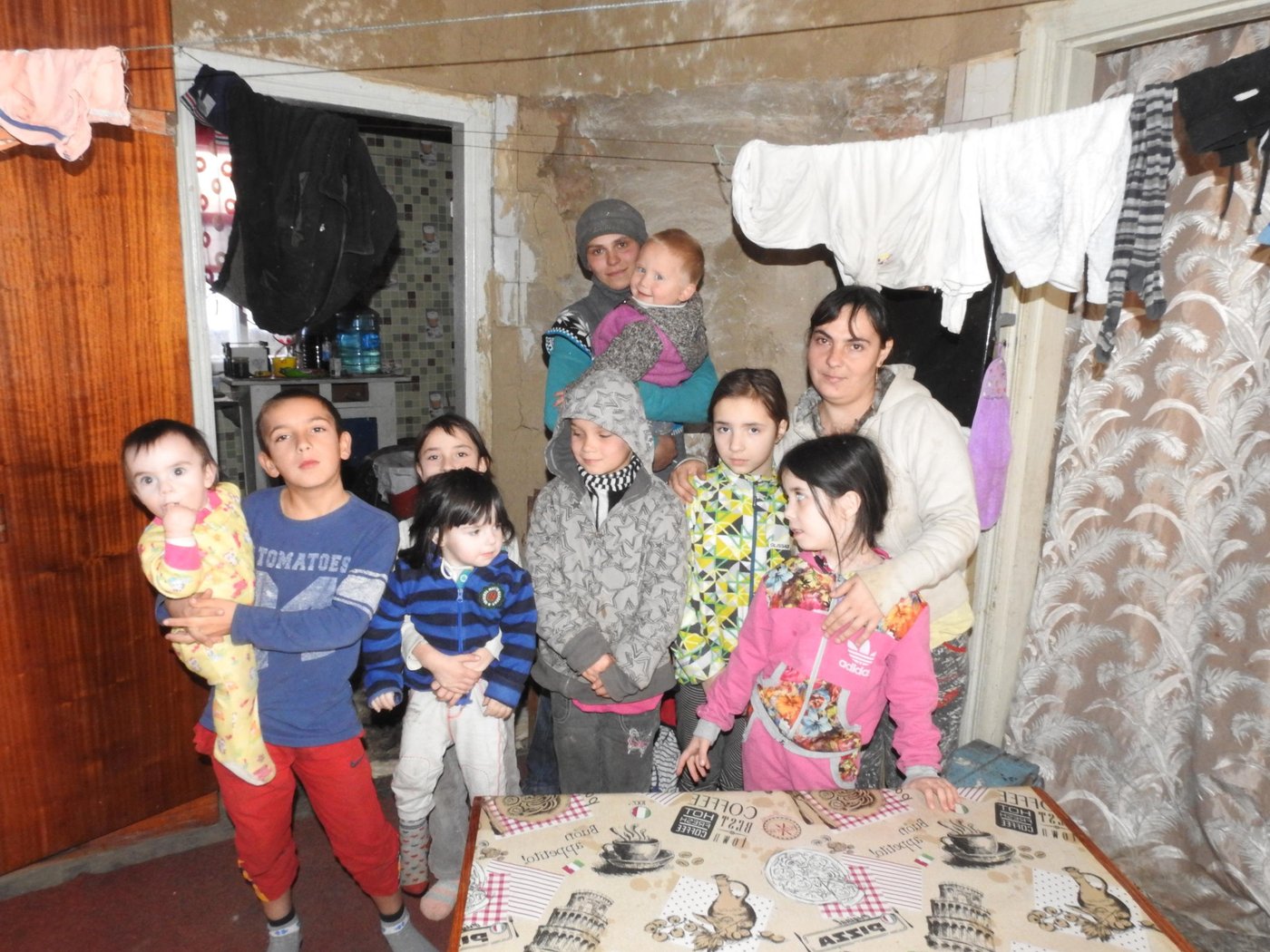 Large family of Tetiana Asmanova and Kateryna Yakovenko.
Nikita and Volodymyr, Olha and Natalia, Veronika and Vladyslav, Daniela and Mariia.
Photo: Violetta Shemet/The Norwegian Refugee Council (NRC)