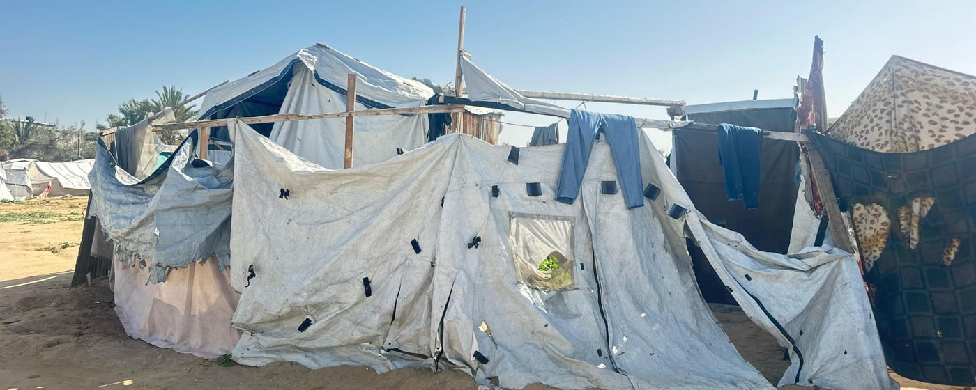Ett provisoriskt tält i Gaza, uppfört av presenningar och annat tillgängligt material.