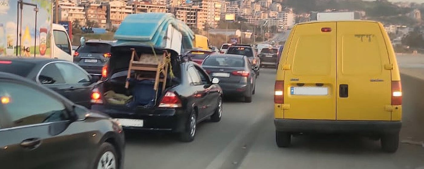 Bilar lastade med familjers tillhörigheter köar på vägen när människor försöker lämna området efter nya evakueringsorder i Libanon.