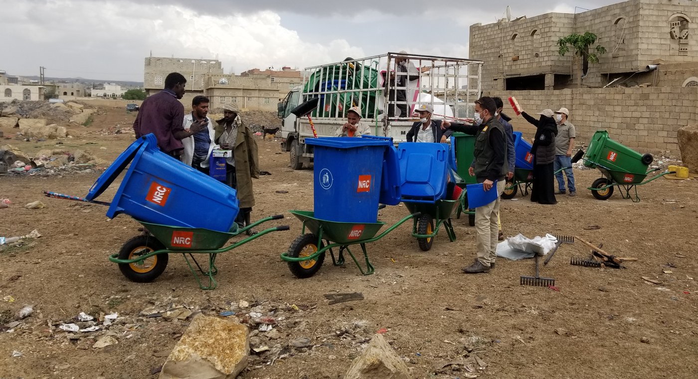 As response to COVID-19, the NRC team in Amran governorate launched a cleaning campaign in selected IDP camps to ensure the camps are sanitary.
Photo: Asma Mushabib/NRC