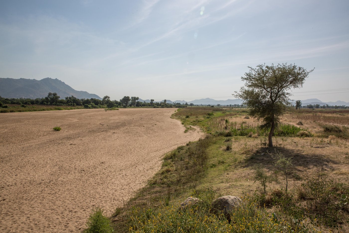 In the far north province of Cameroon, on the road between Maroua and Mora, we drive past many dry riverbeds. It is the end of the rainy season, but already the water is scarce.
Photo: Ingebjørg Kårstad/NRC