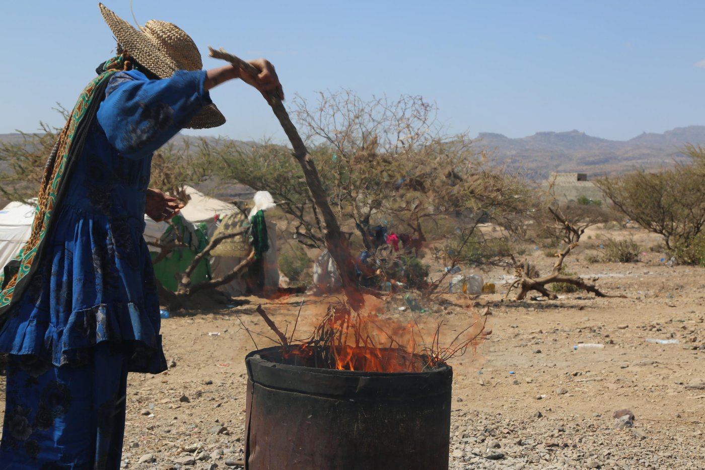 Thawreyah, 28, hasn't cooked with gas since she fled her house in 2017.
"Like all the other women in this camp, I collect firewood from the mountains so I can cook. Otherwise we stay hungry. We have been struggling in this camp. Our children share our suffering. They go to school in the morning and in the afternoon they go to fetch firewood and water."
Photo: Nasser Abdulkareem/NRC