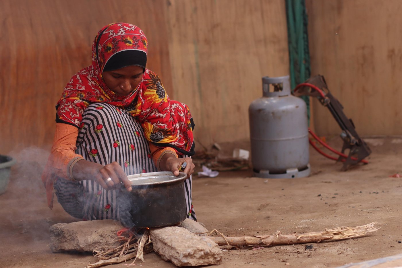 Ghadah Salem, a mother of three, is cooking boiled potatoes that she sells thanks to firewood. She was using propane cylinders as an energy source before the war. But it is too expensive now." Propane cylinders have become something that only rich families can afford. The firewood used to be free, it's not anymore, but it's still cheaper than propane cylinders". 

Mahmoud Al-Filastini/ Norwegian Refugee Council
